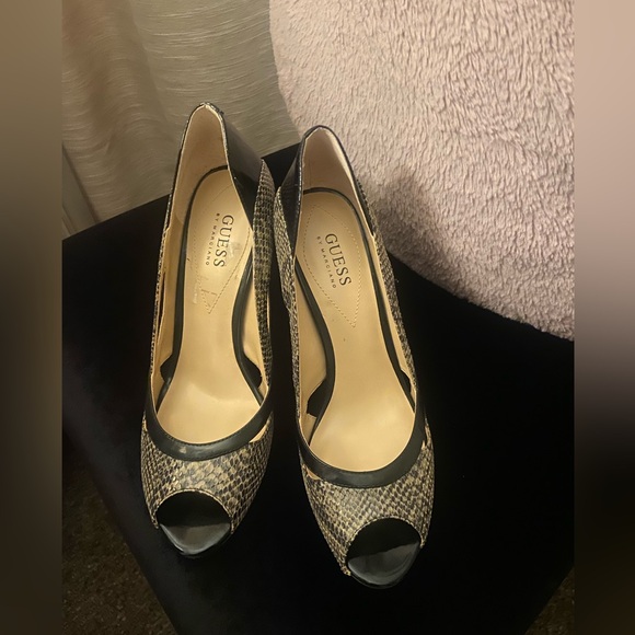 Guess, snake print heels in black, peep toe shoes in size 8, New never worn - Picture 2 of 7